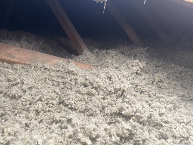 Mise en œuvre d’une isolation en laine de roche en comble perdu d’une maison sur Bouc Bel Air