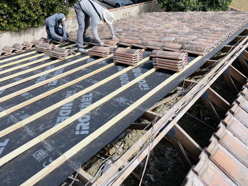 pose des tuiles sur liteaux sur saint victoret