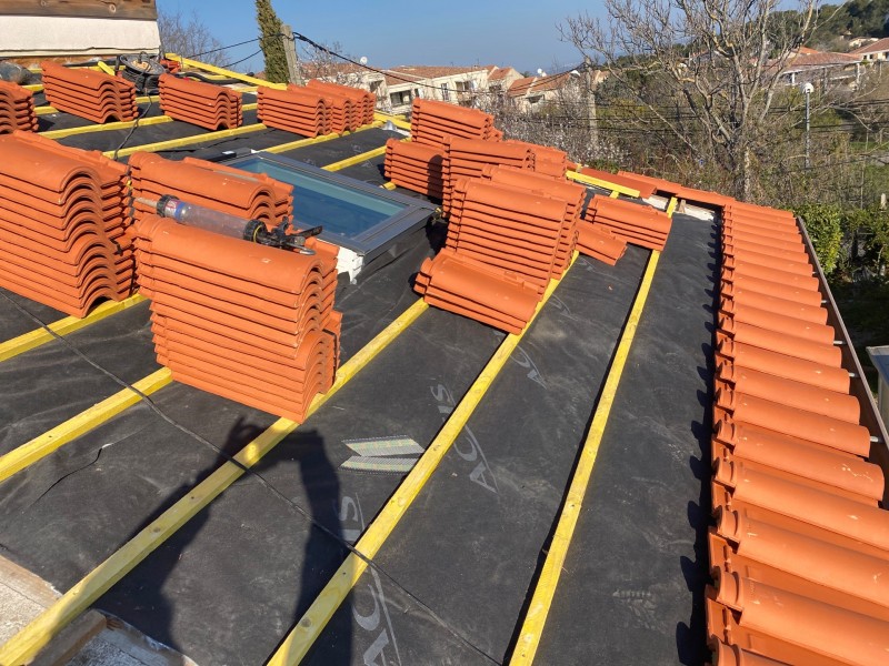 pose des tuiles romane sur bouc bel air