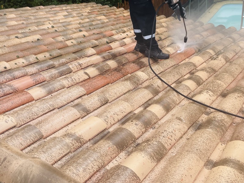 Démoussage et traitement de toiture d’une maison sur Bouc Bel Air près de Marignane.