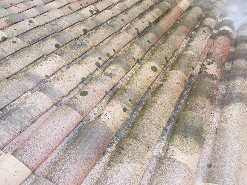 Démoussage et traitement de toiture d’une maison sur Bouc Bel Air près de Marignane.