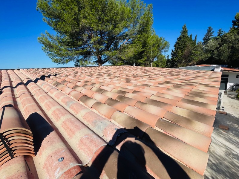 Pose de tuiles canal sur des Plaques Sous Toiture d’une maison à Velaux 13880 près de Marignane