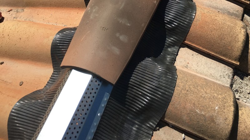 Pose de Faîtage sur salon de provece