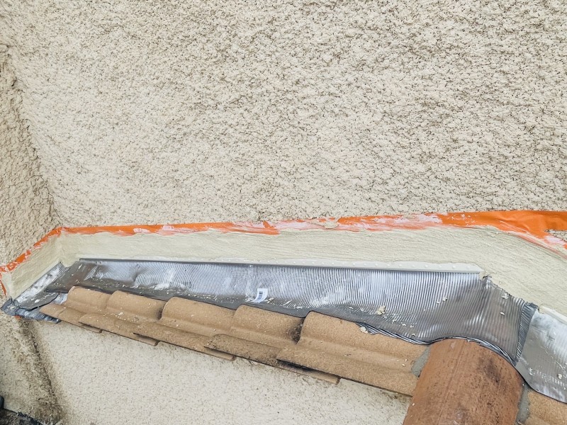 pose enduit de finition sur solin en plomb sur istres