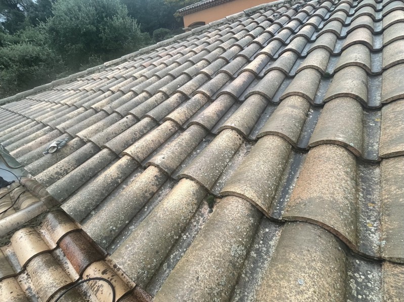 Démoussage et traitement de toiture d’une maison sur Bouc Bel Air près de Marignane.