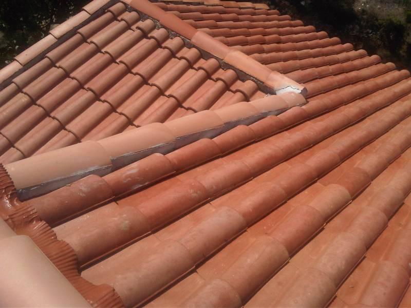 Démoussage et traitement tuiles sur Martigues