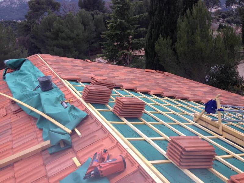 Pose de toiture en tuile plate de Marseille sur marignane