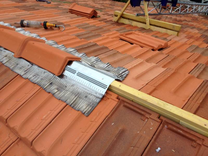 Pose de Faitage closoir sur toiture en tuile plate de marseille à marignane