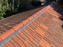 Solutoiture -  Quel couvreur charpentier à Velaux 13880 pour le traitement anti mousse d'un toit ?